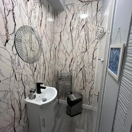 Private 2 Near Southmead Hospital * Μπρίστολ