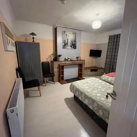 Private 2 Near Southmead Hospital Проживання в сім'ї *